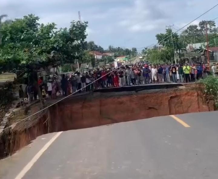 Jalan Lintas Sumatera Padang Jambi Putus, Himbau kepada Pengendara untuk Ambil jalur Alternatif 