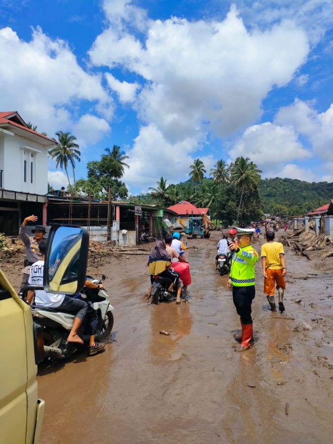 Jalan Penghubung Batusangkar-Padang Panjang Belum Bisa Dilalui Pasca Banjir Bandang