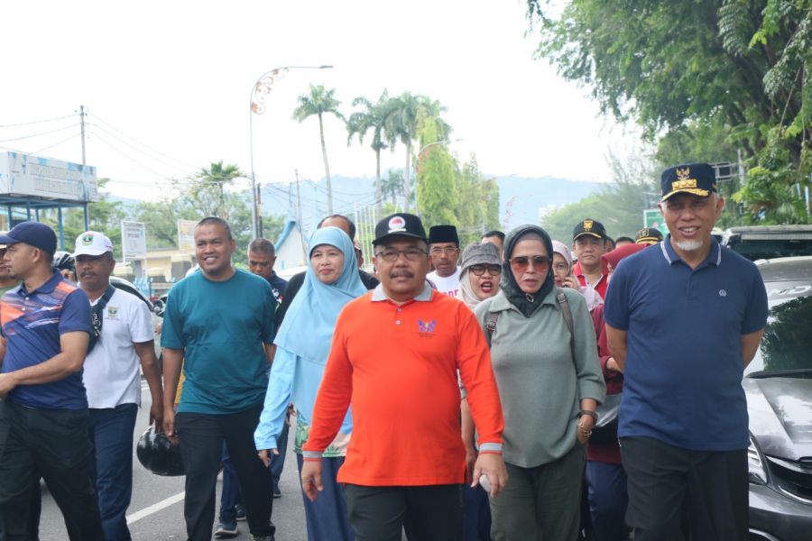 Jalan Santai & Goro di Masjid Raya Sumbar, Buya Mahyeldi Gaungkan Semangat