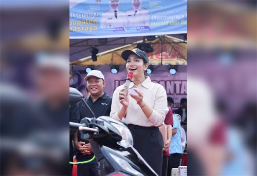 Jalan Santai HUT ke-22 Dharmasraya Meriah, Rika Desmawati Raih Hadiah Sepeda Motor