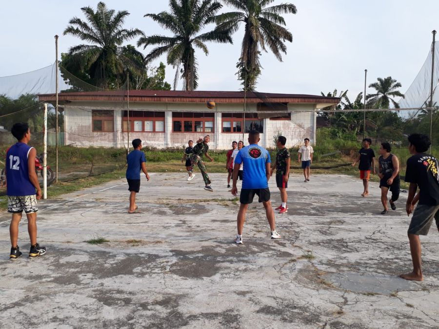Jalin Silaturahmi, Anggota Satgas TMMD 113 Kodim 0310/SS Maen Bola Voli bersama Warga