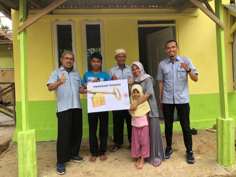 Janda Tiga Anak di Batu Gadang Dapat Bantuan Rumah Baru dari UPZ Baznas Semen Padang