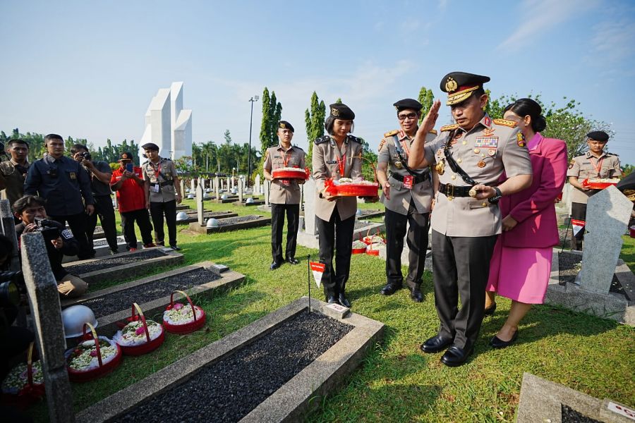 Jelang HUT ke-77 Bhayangkara, Kapolri dan Jajaran Ziarah ke TMP Kalibata