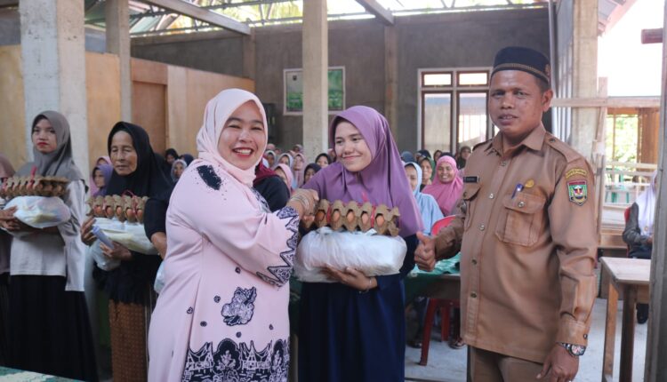 Jelang Idul Fitri, Ketua Dekranasda Sijunjung Salurkan 80 Paket Sembako Untuk Warga Nagari Aie Angek