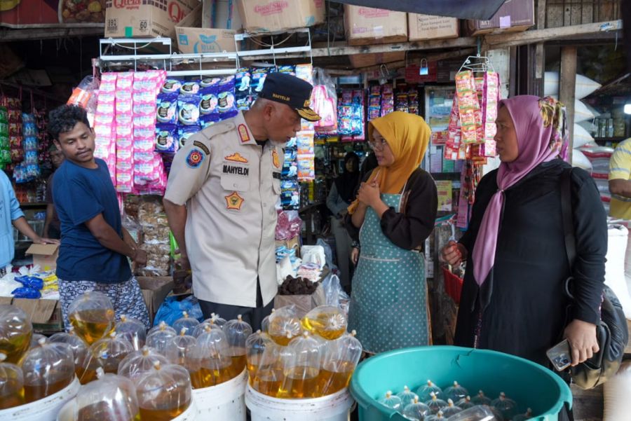 Jelang Ramadhan Gubernur Mahyeldi Tinjau Ketersediaan Stock dan Harga Bahan Pokok di Pasaran
