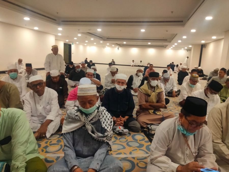 Jemaah Haji Kloter 1 Embarkasi Padang Ikuti Tausiyah Ba’da Subuh di Mushollah Hotel Al Hidayah