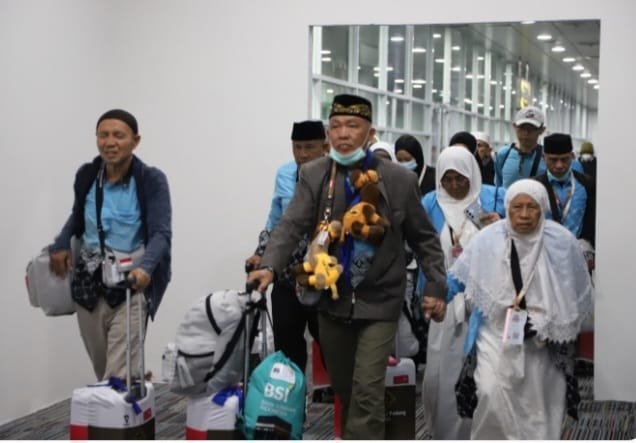 Jemaah PDG 04 Asal Bengkulu Tiba di Padang, Dua Wafat di Tanah Suci, Satu Tanazul 