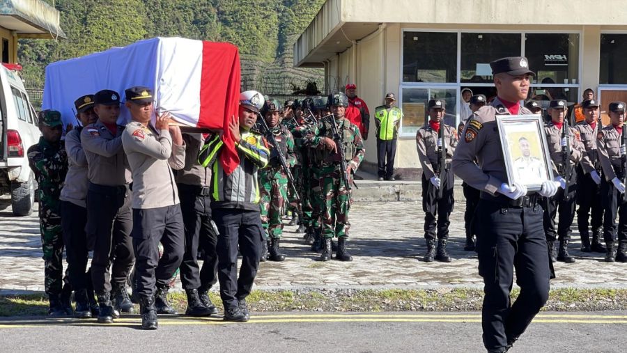 Jenazah Bripka Anumerta Ronald M. Enok Diterbangkan ke Jayapura dan Dimakamkan di Sentani