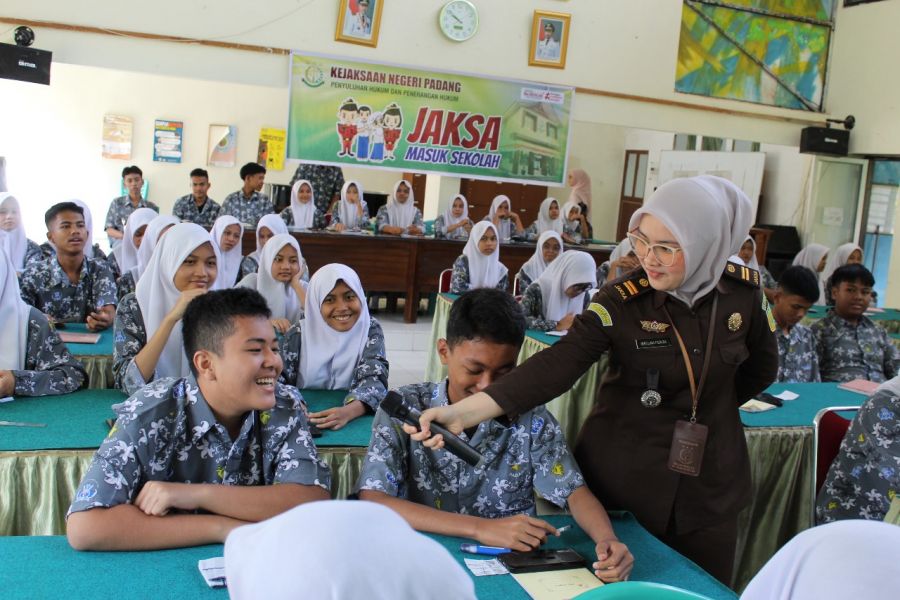 JMS Kejari Padang Ajak Siswa SMKN 4 Padang Kenali Hukum Sejak Dini