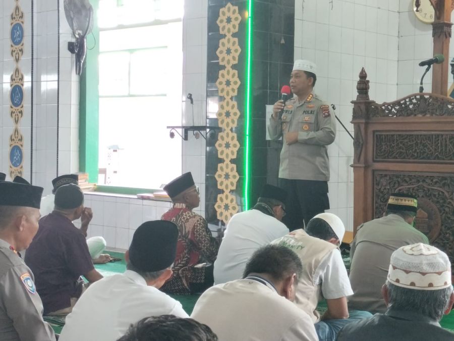 Jumat Curhat di Mesjid Raya Ganting, Kabid Humas Polda Sumbar ajak Masyarakat Tertib Berlalu Lintas