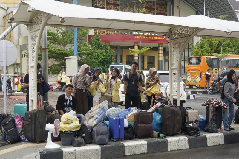 Jumat Perdana 2026, UNP Awali Aktivitas dengan Senam Bersama dan Pelepasan Mahasiswa KKN