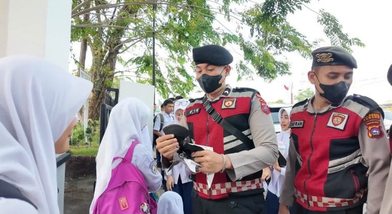 Kabut Asap, Polresta Padang Bagikan Masker ke Warga