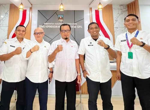 Kadis Dukcapil Teken Kerjasama Pemanfaatan Data Kependudukan dengan Tujuh Kepala OPD