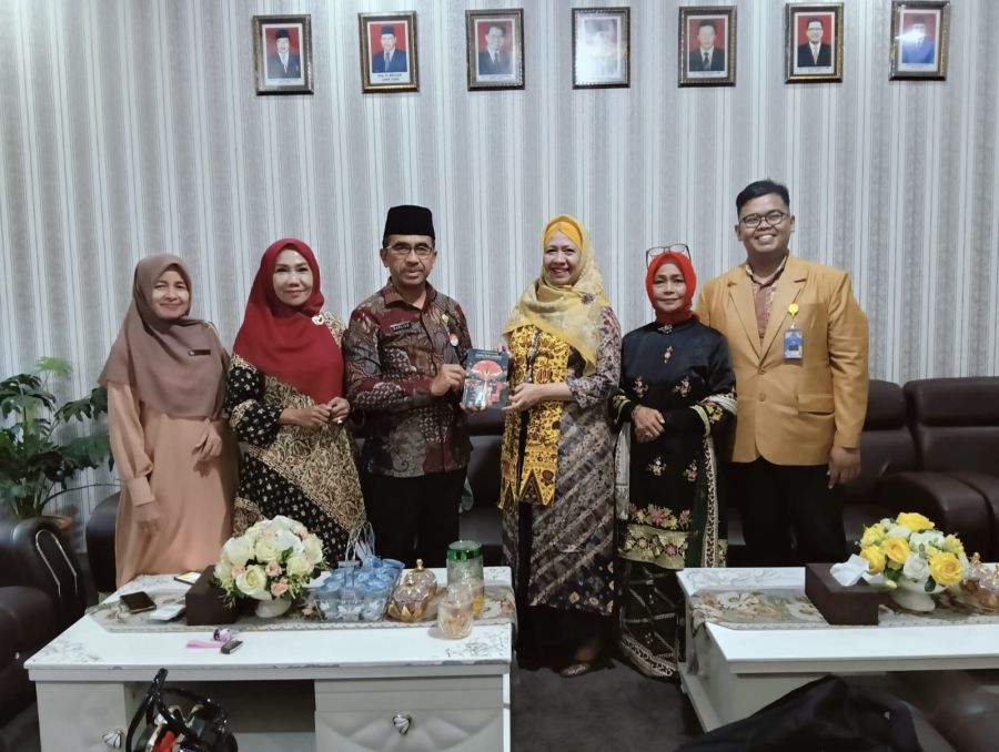 Kadisdik Sumbar,  Barlius : Guru Berpuisi di Deakin University Sebuah Kebanggaan
