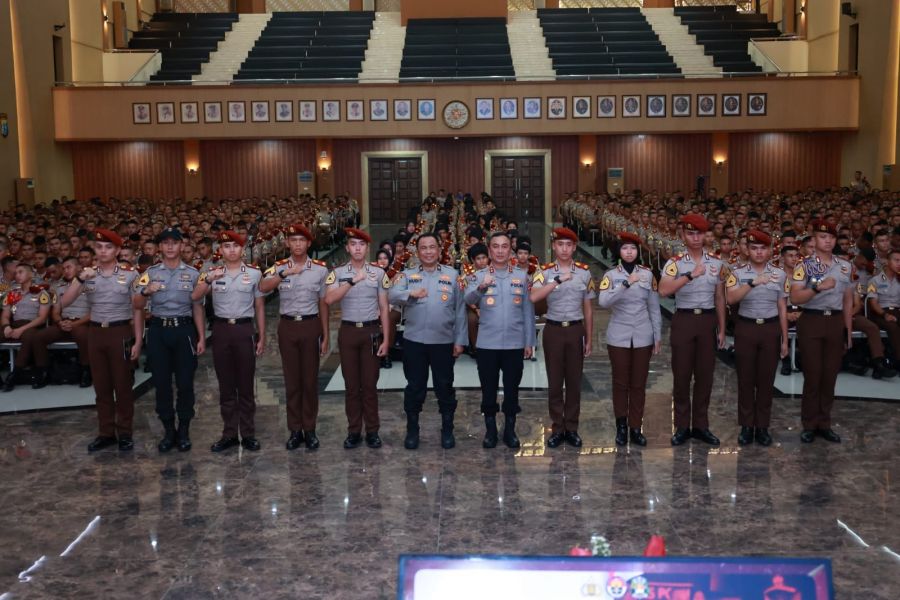 Kadivhumas Beri Pin Brivet Kepada 10 Taruna Akpol Dengan Nilai Sertifikasi Kehumasan Terbaik