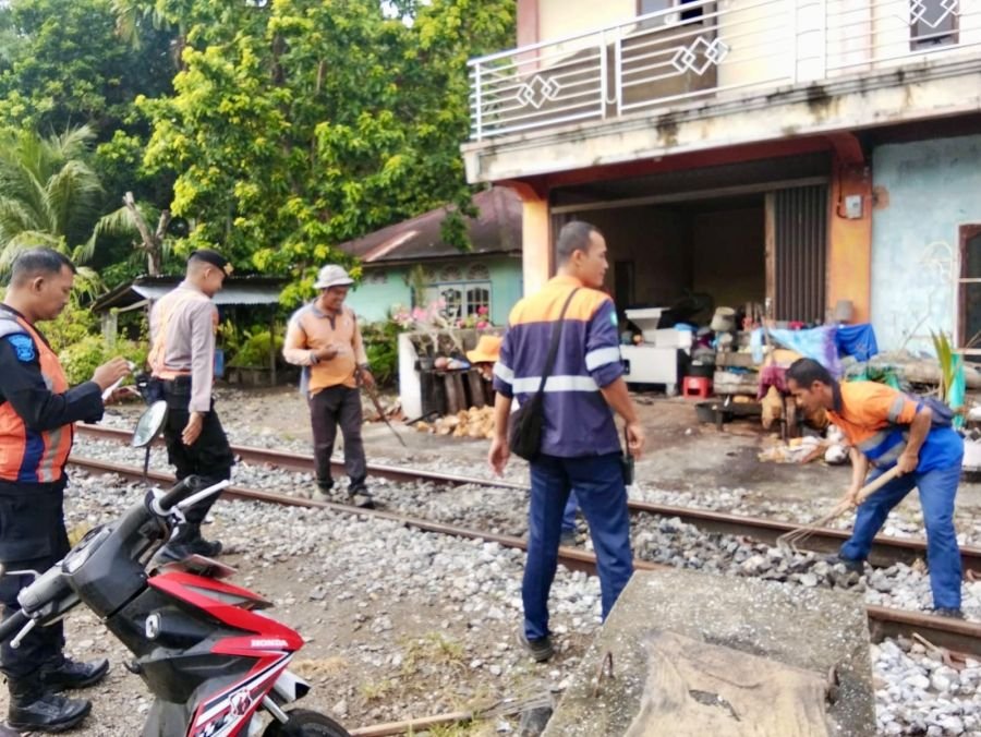 KAI Divre II Sumbar Kembali Tutup Tiga Perlintasan Liar di Lintas Lubuk Alung - Pariaman