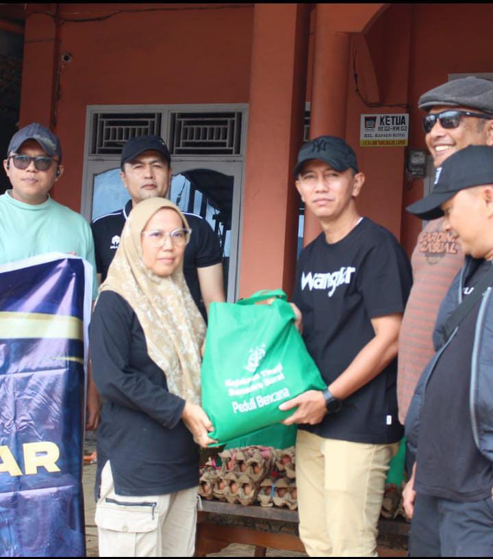 Kajari Padang Bersama IAD Memberikan Bantuan Kepada Pegawai yang Terdampak Banjir