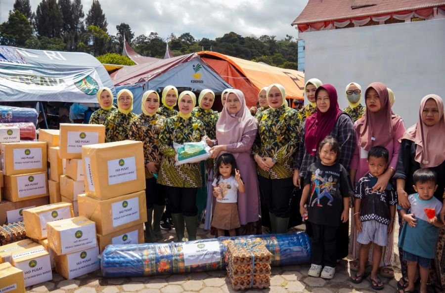 Kajati Bersama Ketua IAD Memberikan Bantuan Kepada Korban Bencana Alam di Solok