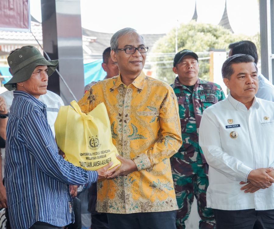 Kajati Sumbar, Muhibuddin Berikan Bantuan Korban Bencana Alam