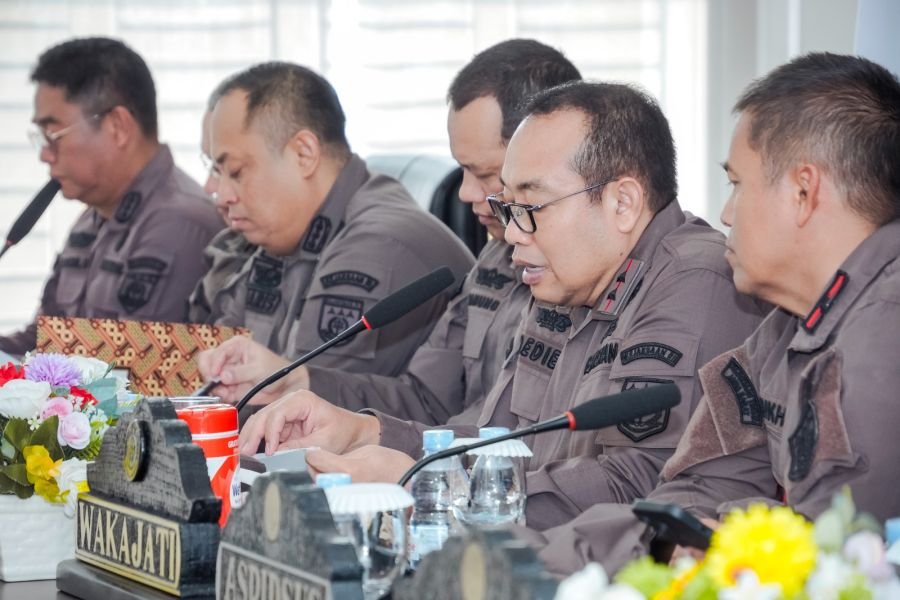 Kajati Sumbar Paparkan Kinerjanya Dihadapan Wartawan