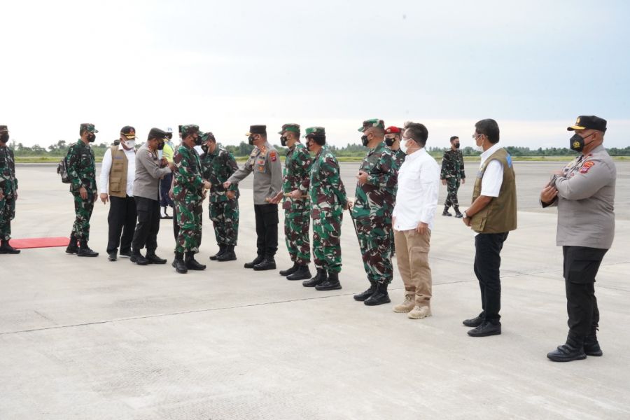 Kapolda dan Wakapolda Sumbar Sambut Kedatangan Panglima TNI dan Kabaharkam Polri