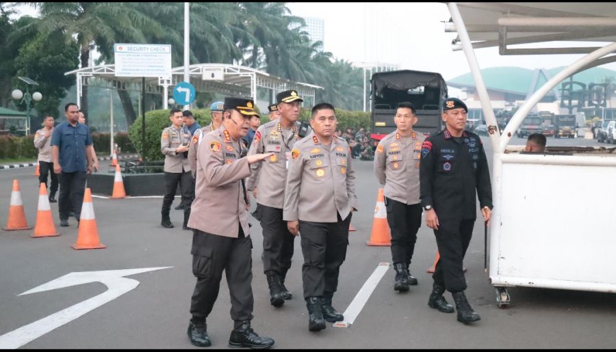 Kapolda Metro Jaya Tinjau Langsung Situasi Keamanan May Day 2025 di Sekitar Gedung DPR/MPR RI
