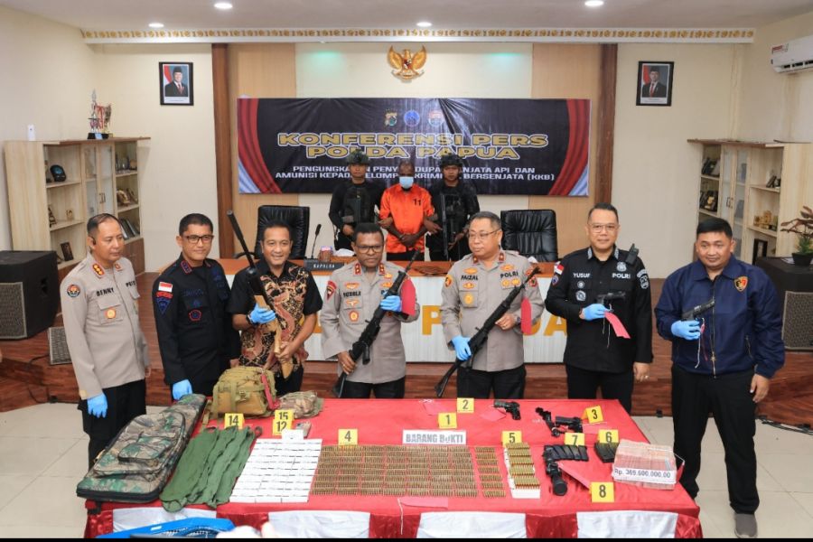 Kapolda Papua Sampaikan Penangkapan Pelaku Penyelundupan Senjata Untuk KKB di Puncak Jaya
