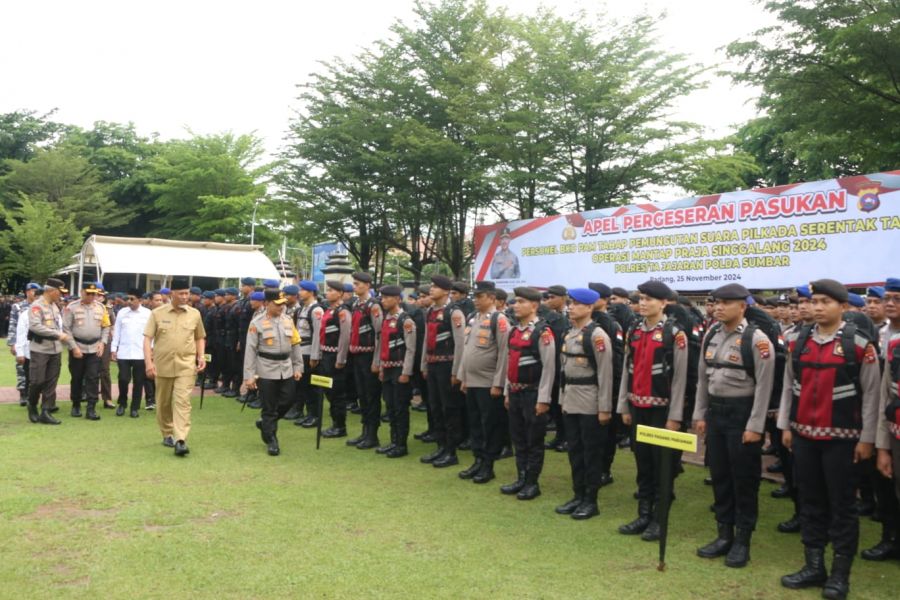 Kapolda Pimpin Apel Pergeseran Pasukan Pengamanan Pilkada 2024 di Polda Sumbar 