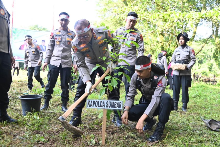 Kapolda Pimpin Tanam Pohon Serentak di Padang: Polri Lestarikan Negeri, Penghijauan Sejak Dini