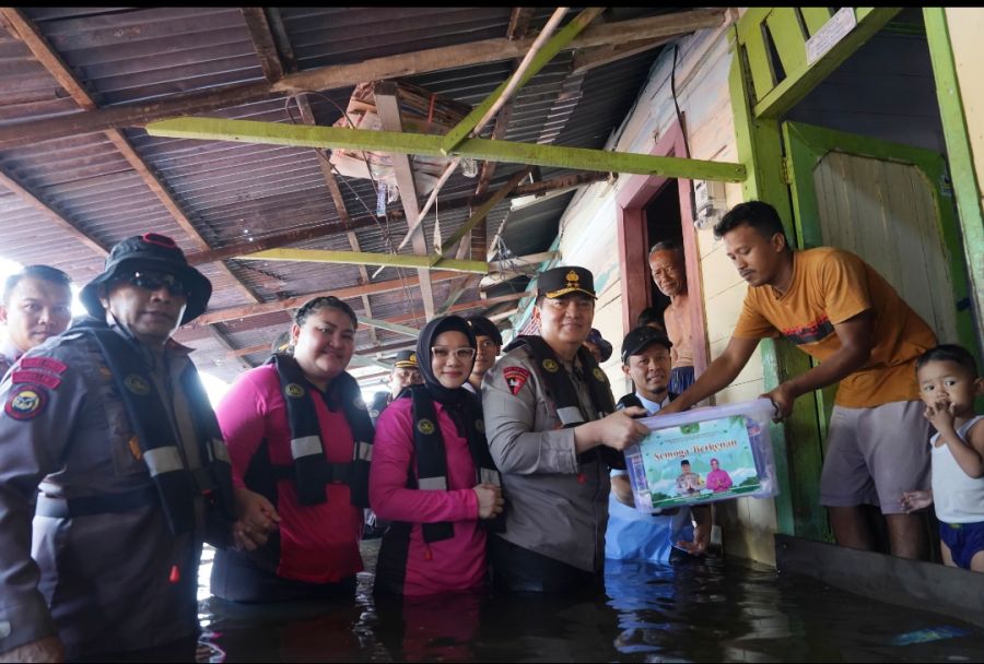 Kapolda Riau Tinjau Warga Terdampak Banjir