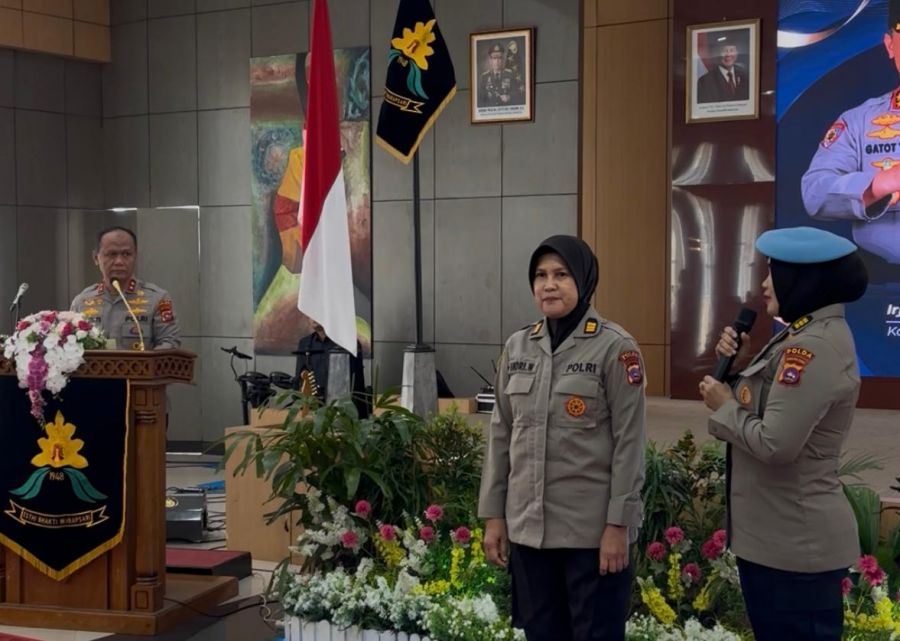 Kapolda Sumbar Beri Penghargaan Jabatan kepada Dua Polwan dalam Syukuran HUT Polwan ke-77