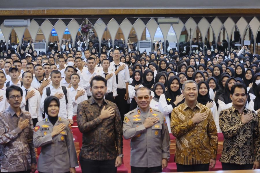 Kapolda Sumbar Beri Pembekalan kepada Mahasiswa Baru di Universitas Baiturahmah
