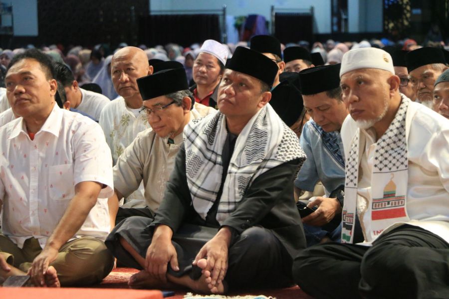 Kapolda Sumbar dan Gubernur Sumbar Laksanakan Gerakan Shalat Subuh Berjemaah di Mesjid Raya Sumbar