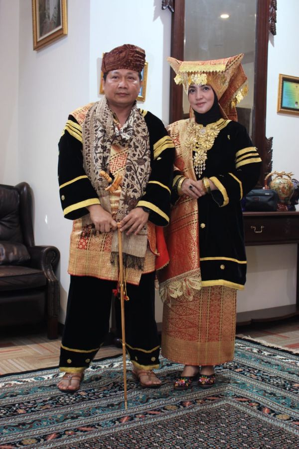 Kapolda Sumbar dan Istri dapat Gelar Sasangko dari Niniak Mamak Nan Salapan Puluah Nagari Paninjauan