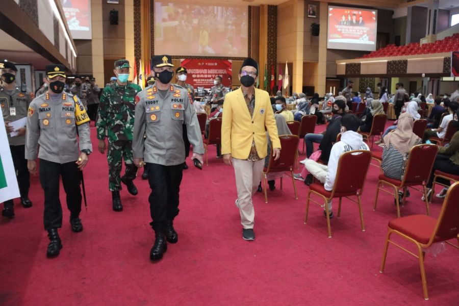 Kapolda Sumbar Hadiri Pelaksanaan Vaksinasi Merdeka Serentak di Universitas Negeri Padang