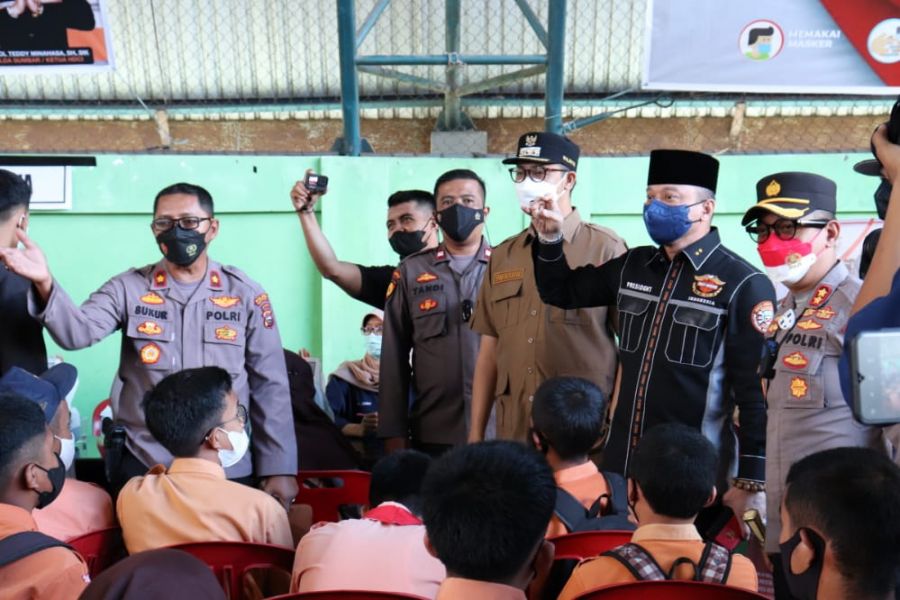 Kapolda Sumbar Hadiri Pelaksanaan Vaksinasi Massal di GOR Bermawi Bukittinggi