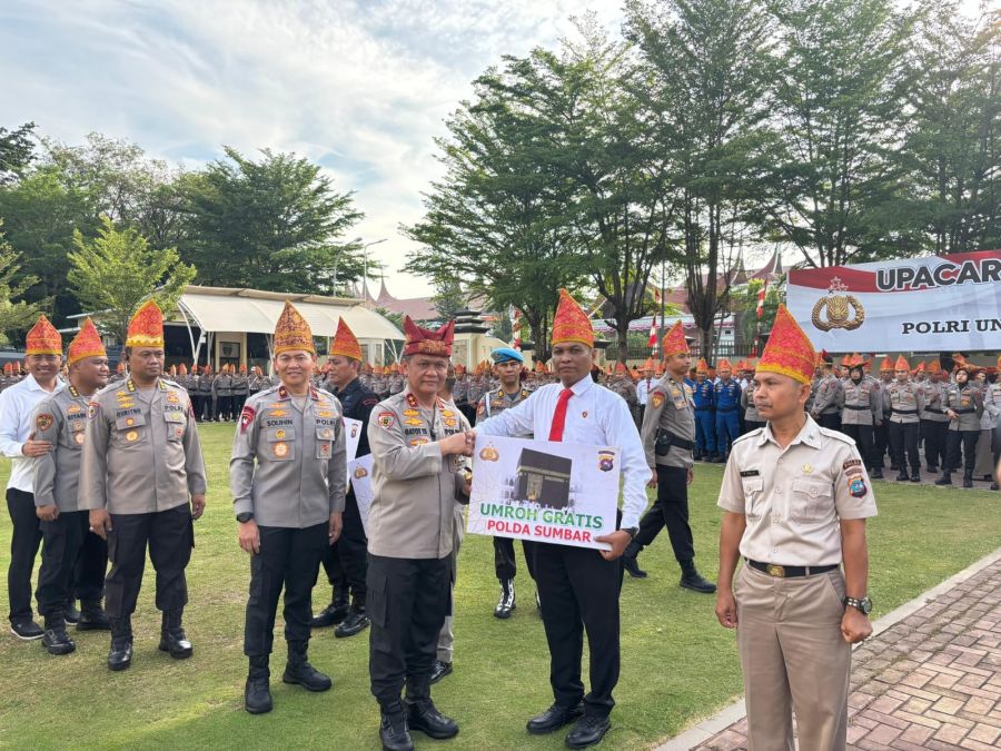Kapolda Sumbar Kembali Berikan Hadiah Umroh Gratis kepada Personel Berprestasi