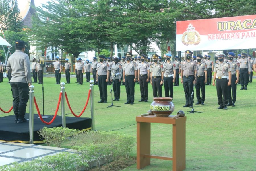 Kapolda Sumbar Pimpin Upacara Kenaikan Pangkat Anggota Polri