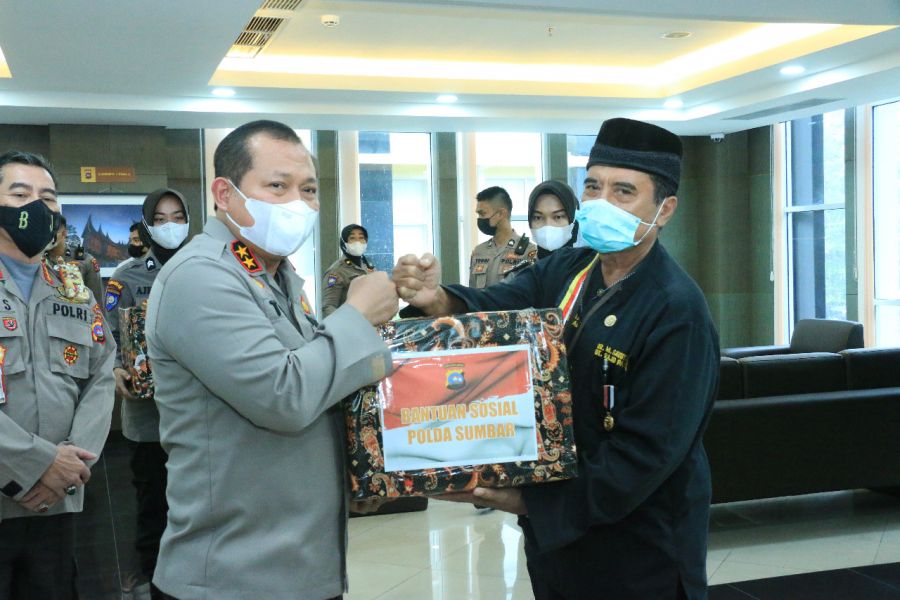 Kapolda Sumbar Salurkan Bansos kepada perwakilan KPJ dan Asosiasi Pedagang Kecil Keliling