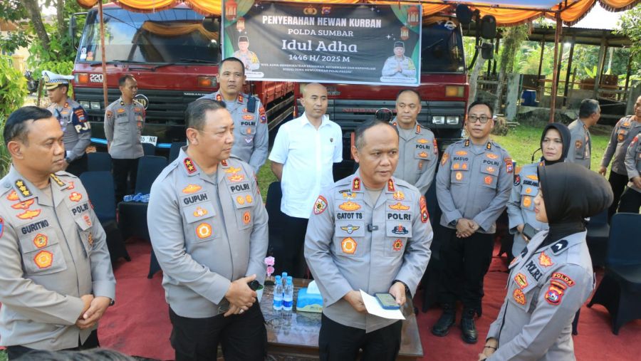 Kapolda Sumbar Serahkan Hewan Qurban untuk Polres Kepulauan Mentawai