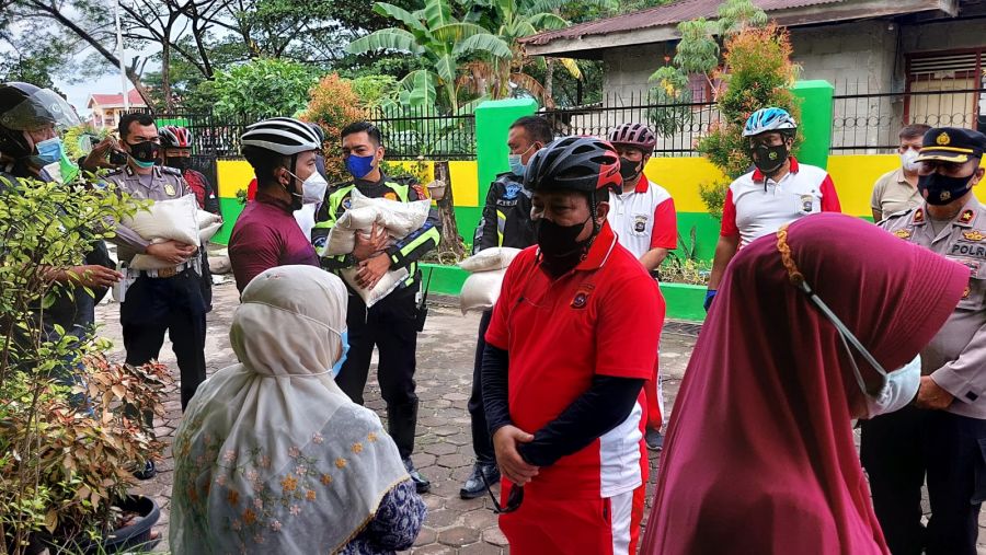 Kapolda Sumbar Serahkan Paket Sembako di Panti Asuhan dan Kampung Nelayan