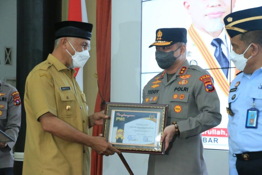 Kapolda Sumbar Terima Penghargaan dari PWI Sumbar 