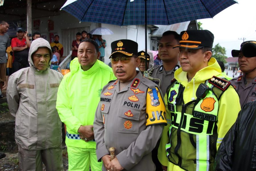 Kapolda Sumbar Tinjau Lokasi Terdampak Banjir