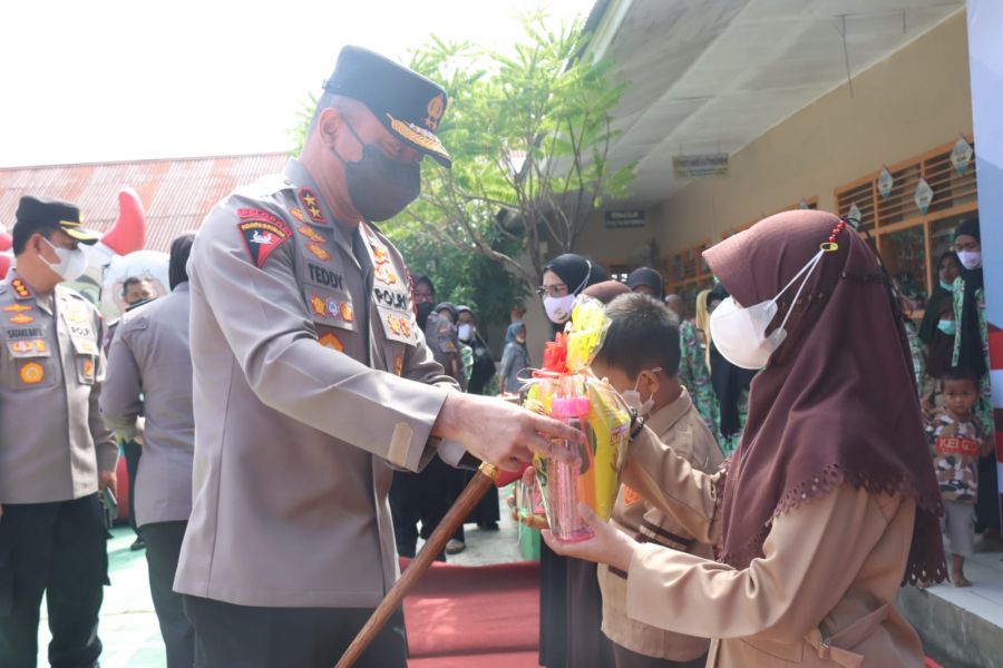 Kapolda Sumbar Tinjau Vaksinasi di SD Bhayangkari Padang