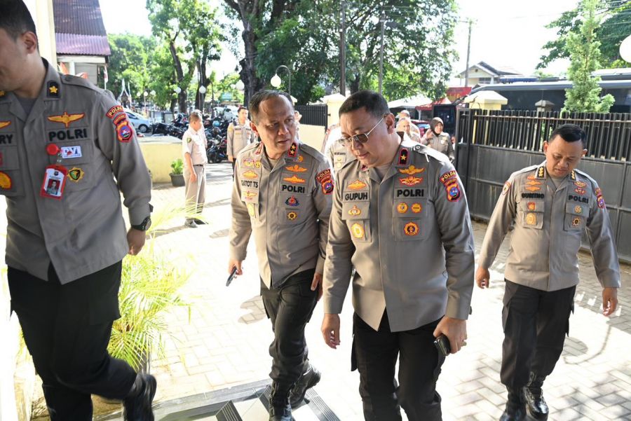 Kapolda & Wakapolda Sumbar Kunjungi Korban Kecelakaan Bus ALS di RS Bhayangkara Padang