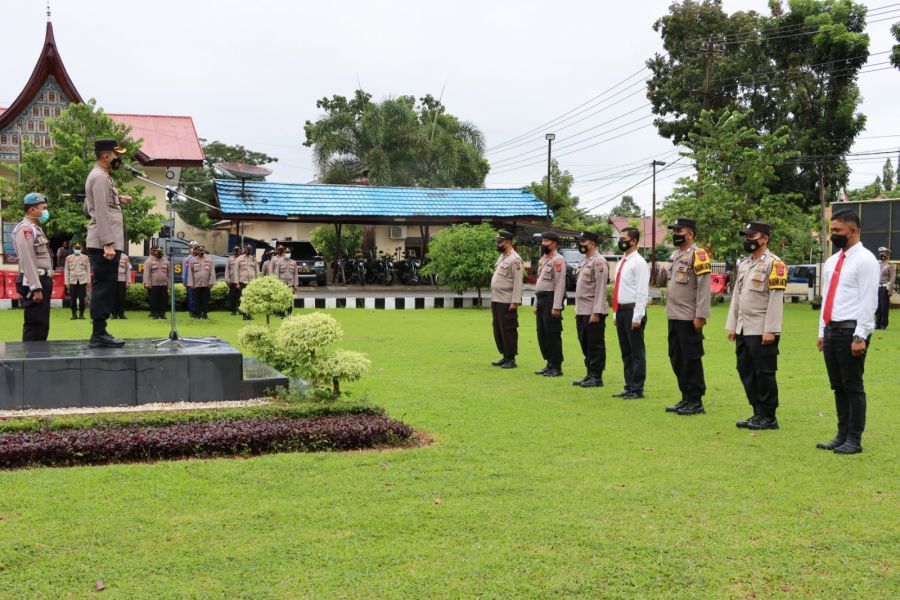 Kapolres Agam Berikan Reward Personil dan Tenaga Medis yang Berdedikasi Tinggi Menjalankan Tugas