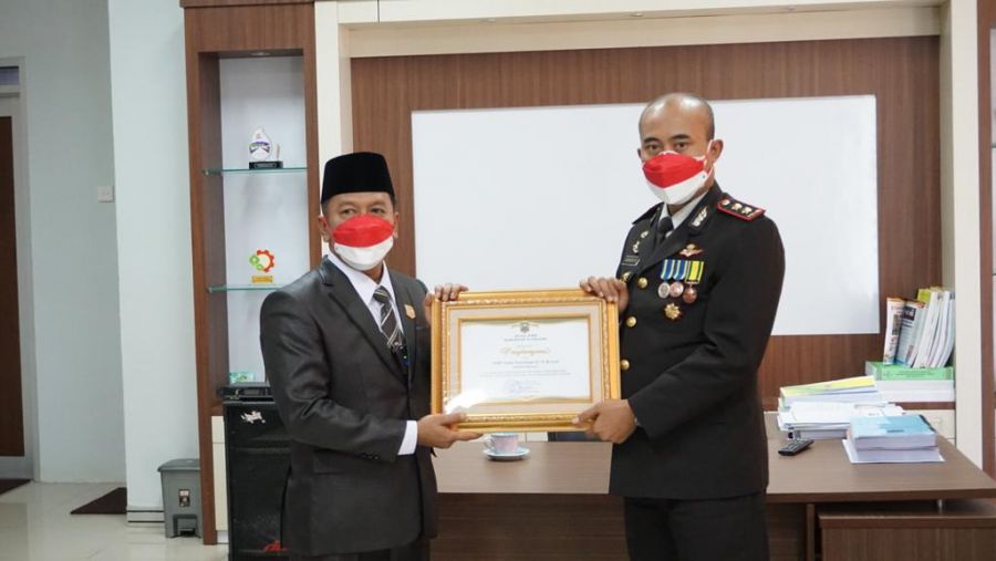 Kapolres dan Kasat Reskrim Polres Sijunjung Terima Penghargaan dari DPRD Sijunjung 