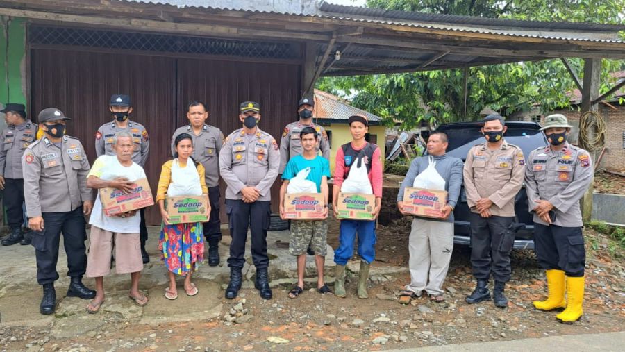 Kapolres Pasaman Barat Salurkan Bantuan Sembako Kepada Korban Banjir dan Tanah Longsor