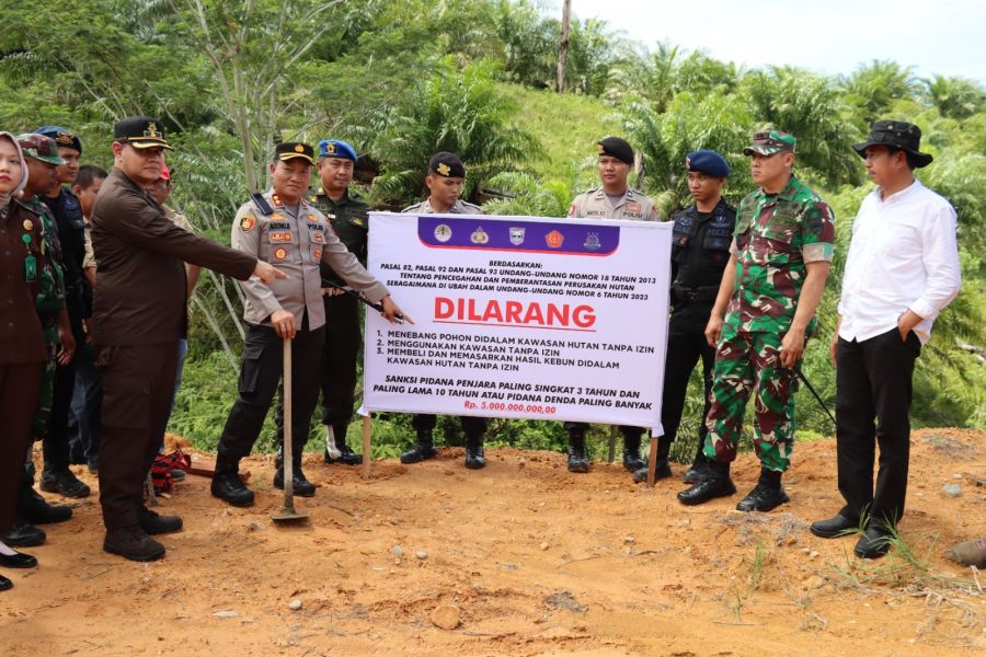 Kapolres Pasbar Bersama Forkopimda Pasang Plang Larangan Aktivitas di Kawasan Hutan Tanpa Izin