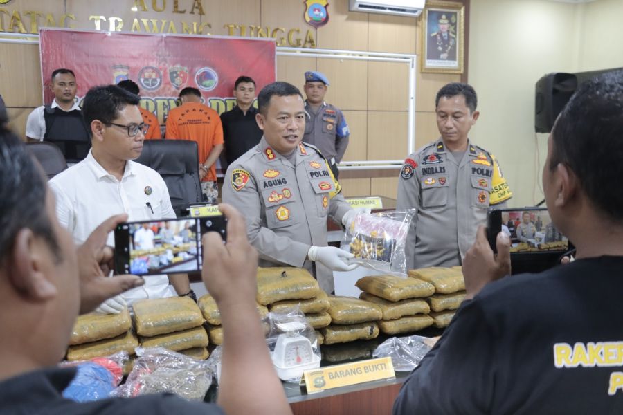 Kapolres Pasbar Laksanakan Konferensi Pers Pengungkapan Kasus 30 Kg Narkoba Jenis Ganja & Sabu-Sabu